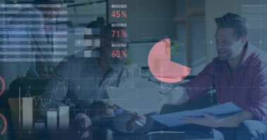 Muhtelif meslektaşların ofiste iş görüşmesi üzerine finansal veri işleme animasyonu. Küresel iş, finans, bilgisayar ve dijital arayüz kavramı dijital olarak oluşturulmuş video.