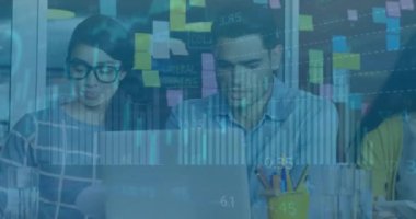 Ofisteki çeşitli iş adamları üzerinde finansal veri işleme animasyonu. Küresel finans, iş, bağlantılar, hesaplama ve veri işleme kavramı dijital olarak oluşturulmuş video.