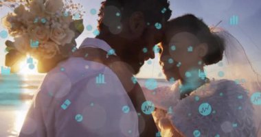 Kumsalda, dijital veri işleme animasyonuyla kucaklaşan bir çift. Romantik, teknoloji, aşk, fütürist, tatil, yaz