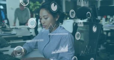 Asyalı iş kadını hakkında finansal veri işleme animasyonu. Küresel finans, iş, bağlantılar, hesaplama ve veri işleme kavramı dijital olarak oluşturulmuş video.