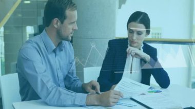 Muhtelif meslektaşların ofiste iş görüşmesi üzerine finansal veri işleme animasyonu. Küresel iş, finans, bilgisayar ve dijital arayüz kavramı dijital olarak oluşturulmuş video.