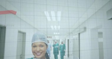 Çift ırklı kadın cerrah üzerine veri işleme animasyonu. Küresel tıp, bağlantılar, hesaplama ve veri işleme kavramı dijital olarak oluşturulmuş video.