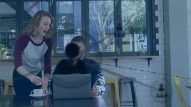 Ofiste iş tartışması yapan farklı meslektaşların ikonlarıyla bağlantı ağının animasyonu. Küresel iş, bağlantılar ve dijital arayüz kavramı dijital olarak oluşturulmuş video.