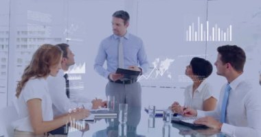 Ofisteki çeşitli iş adamları üzerinde finansal veri işleme animasyonu. Küresel finans, iş, bağlantılar, hesaplama ve veri işleme kavramı dijital olarak oluşturulmuş video.