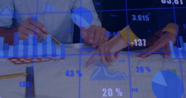 Ofisteki çeşitli iş adamları üzerinde finansal veri işleme animasyonu. Küresel finans, iş, bağlantılar, hesaplama ve veri işleme kavramı dijital olarak oluşturulmuş video.