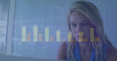 Kafkasyalı iş kadınıyla ilgili finansal veri işleme animasyonu. Küresel finans, iş, bağlantılar, hesaplama ve veri işleme kavramı dijital olarak oluşturulmuş video.