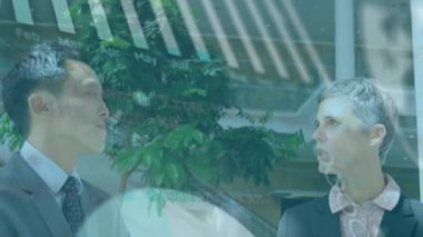 Ofisteki çeşitli iş adamları üzerinde finansal veri işleme animasyonu. Küresel finans, iş, bağlantılar, hesaplama ve veri işleme kavramı dijital olarak oluşturulmuş video.