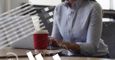 Ofiste dizüstü bilgisayar kullanan Kafkas iş kadınının finansal veri işleme animasyonu. Küresel iş, finans, bilgisayar ve dijital arayüz kavramı dijital olarak oluşturulmuş video.