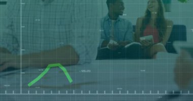 Ofisteki çeşitli iş adamları üzerinde finansal veri işleme animasyonu. Küresel finans, iş, bağlantılar, hesaplama ve veri işleme kavramı dijital olarak oluşturulmuş video.