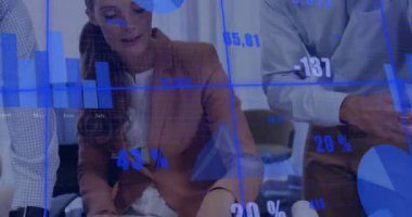 Ofisteki çeşitli iş adamları üzerinde finansal veri işleme animasyonu. Küresel finans, iş, bağlantılar, hesaplama ve veri işleme kavramı dijital olarak oluşturulmuş video.