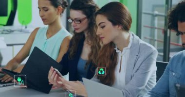 Ofisteki teknolojiyi kullanan farklı meslektaşlar üzerinde ekoloji ikonlarının canlandırılması. İş, teknoloji ve dijital arayüz kavramı dijital olarak oluşturuldu.