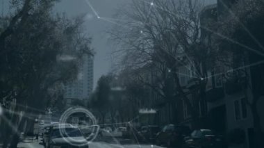 Şehir manzarası üzerindeki bağlantı ağının ve veri işleme ağının animasyonu. Küresel iş, finans, bağlantılar, hesaplama ve veri işleme kavramı dijital olarak oluşturulmuş video.