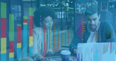 Ofisteki çeşitli iş adamları üzerinde finansal veri işleme animasyonu. Küresel finans, iş, bağlantılar, hesaplama ve veri işleme kavramı dijital olarak oluşturulmuş video.