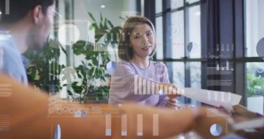 Muhtelif meslektaşların ofiste iş görüşmesi üzerine finansal veri işleme animasyonu. Küresel iş, finans, bilgisayar ve dijital arayüz kavramı dijital olarak oluşturulmuş video.