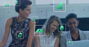 Ofisteki çeşitli iş adamları üzerinde ekolojik ikonlar ve veri işleme animasyonları. Küresel finans, iş, bağlantılar, hesaplama ve veri işleme kavramı dijital olarak oluşturulmuş video.