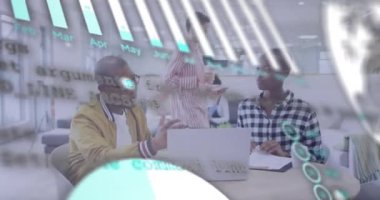 Muhtelif meslektaşların ofiste iş görüşmesi üzerine finansal veri işleme animasyonu. Küresel iş, finans, bilgisayar ve dijital arayüz kavramı dijital olarak oluşturulmuş video.