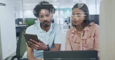 Ofisteki çeşitli iş adamları üzerinde finansal veri işleme animasyonu. Küresel finans, iş, bağlantılar, hesaplama ve veri işleme kavramı dijital olarak oluşturulmuş video.