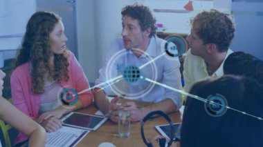 Ofiste iş tartışması yapan farklı meslektaşların ikonlarıyla bağlantı ağının animasyonu. Küresel iş, bağlantılar ve dijital arayüz kavramı dijital olarak oluşturulmuş video.