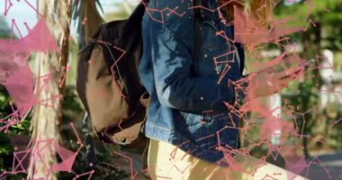 Parkta akıllı telefon kullanan beyaz kadın üzerindeki bağlantı ağının animasyonu. Küresel iletişim, sosyal medya, bağlantılar ve dijital arayüz konsepti dijital olarak oluşturulmuş video.