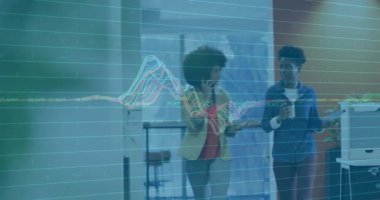 Ofis koridorunda çeşitli uzmanlar finansal veri animasyonlarını inceliyor. İş, takım çalışması, işbirliği, finans, analiz, tartışma