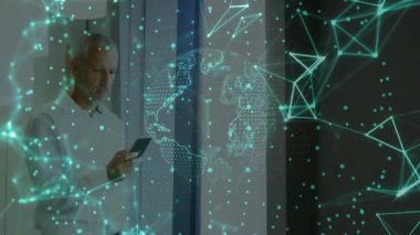 Akıllı telefon kullanan beyaz adam üzerinden bağlantı ağının ve dünyanın animasyonu. Dijital olarak oluşturulmuş küresel iletişim, bağlantılar, hesaplama ve dijital arayüz kavramı.