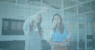 Veri işleme ve diyagramlarının animasyonu. Beyaz kadın meslektaşların ofiste iş görüşmesi üzerine. Küresel iş ve dijital arayüz kavramı dijital olarak oluşturulmuş video.