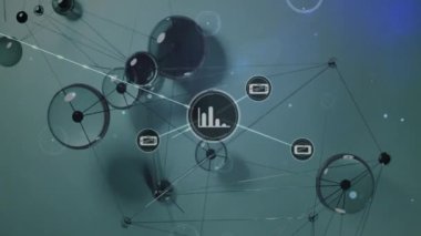 Yeşil arkaplan üzerinde grafik simgeleriyle bağlantı ağının animasyonu. Dijital olarak oluşturulmuş küresel bağlantılar, hesaplama ve veri işleme kavramı.