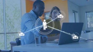 Ofisteki farklı iş adamlarının insanlarla olan bağlantılarının animasyonu. Küresel finans, iş, bağlantılar, hesaplama ve veri işleme kavramı dijital olarak oluşturulmuş video.