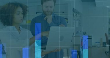 Muhtelif meslektaşların ofiste iş görüşmesi üzerine finansal veri işleme animasyonu. Küresel iş, finans, bilgisayar ve dijital arayüz kavramı dijital olarak oluşturulmuş video.