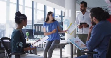 Ofisteki çeşitli yaratıcı iş adamları üzerinde finansal veri işleme animasyonu. Küresel finans, iş, bağlantılar, hesaplama ve veri işleme kavramı dijital olarak oluşturulmuş video.