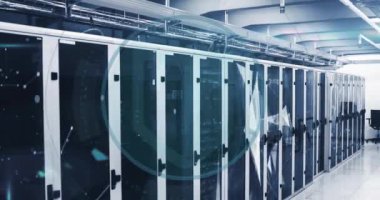 Bilgisayar sunucuları üzerinden kalkan simgesi ve dijital veri işleme animasyonu. Küresel siber güvenlik, bağlantılar, hesaplama ve veri işleme kavramı dijital olarak oluşturuldu.