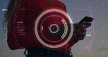 Akıllı telefon kullanan melez kadının veri işleme ve tarama alanının animasyonu. Küresel iş, teknoloji ve dijital arayüz kavramı dijital olarak oluşturulmuş video.