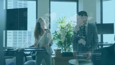 Muhtelif meslektaşların ofiste iş görüşmesi üzerine finansal veri işleme animasyonu. Küresel iş, finans, bilgisayar ve dijital arayüz kavramı dijital olarak oluşturulmuş video.
