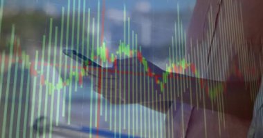 Akıllı telefon kullanan beyaz kadının veri işleme ve diyagramlarının animasyonu. Küresel iş, teknoloji ve dijital arayüz kavramı dijital olarak oluşturulmuş video.