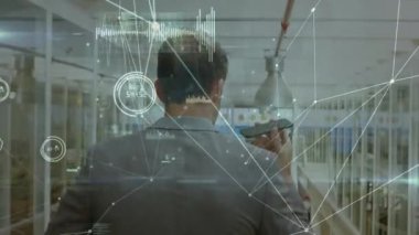 Akıllı telefon kullanan Kafkas işadamı üzerinden veri işleme ağı animasyonu. 