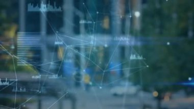 Şehir manzarası üzerindeki bağlantı ağının ve veri işleme ağının animasyonu. Küresel iş, finans, bağlantılar, hesaplama ve veri işleme kavramı dijital olarak oluşturulmuş video.
