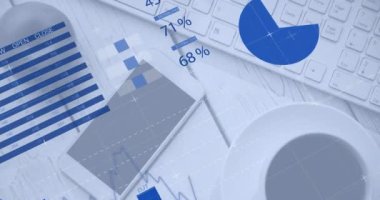 Ofis masasının üzerinde ekipmanla veri işleme ve diyagramların animasyonu. İş, teknoloji ve dijital arayüz kavramı dijital olarak oluşturuldu.