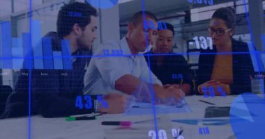 Ofisteki çeşitli iş adamları üzerinde finansal veri işleme animasyonu. Küresel finans, iş, bağlantılar, hesaplama ve veri işleme kavramı dijital olarak oluşturulmuş video.