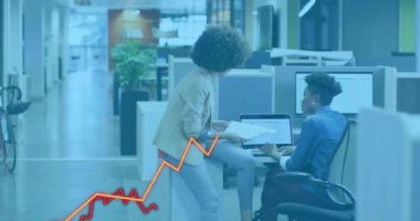 Muhtelif meslektaşların ofiste iş görüşmesi üzerine finansal veri işleme animasyonu. Küresel iş, finans, bilgisayar ve dijital arayüz kavramı dijital olarak oluşturulmuş video.