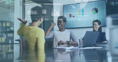 Ofisteki çeşitli iş adamları üzerinde finansal veri işleme animasyonu. Küresel finans, iş, bağlantılar, hesaplama ve veri işleme kavramı dijital olarak oluşturulmuş video.