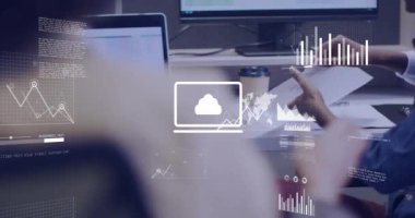 Ofisteki çeşitli iş adamları üzerinde veri işleme animasyonu. Küresel finans, iş, bağlantılar, hesaplama ve veri işleme kavramı dijital olarak oluşturulmuş video.