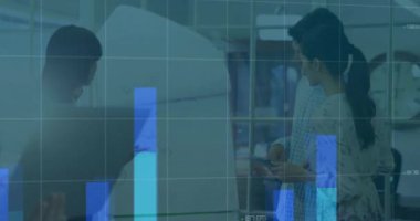 Muhtelif meslektaşların ofiste iş görüşmesi üzerine finansal veri işleme animasyonu. Küresel iş, finans, bilgisayar ve dijital arayüz kavramı dijital olarak oluşturulmuş video.