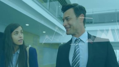 Ofisteki çeşitli iş adamları üzerinde finansal veri işleme animasyonu. Küresel finans, iş, bağlantılar, hesaplama ve veri işleme kavramı dijital olarak oluşturulmuş video.