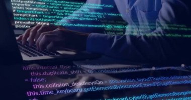 Ofisteki dizüstü bilgisayarla Kafkas iş adamının veri işleme animasyonu. Teknoloji, iş ve dijital arayüz kavramı dijital olarak oluşturulmuş video.