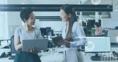 Muhtelif meslektaşların ofiste iş görüşmesi üzerine finansal veri işleme animasyonu. Küresel iş, finans, bilgisayar ve dijital arayüz kavramı dijital olarak oluşturulmuş video.