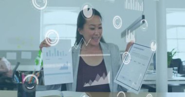 Ofisteki iki ırklı iş kadınının dijital iş ikonları ve veri işleme animasyonları. Küresel finans, iş, bağlantılar, hesaplama ve veri işleme kavramı dijital olarak oluşturulmuş video.