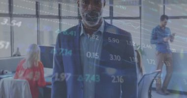 Afrika kökenli Amerikalı iş adamının finansal veri işleme çalışmalarının animasyonu. Küresel finans, iş, bağlantılar, hesaplama ve veri işleme kavramı dijital olarak oluşturulmuş video.
