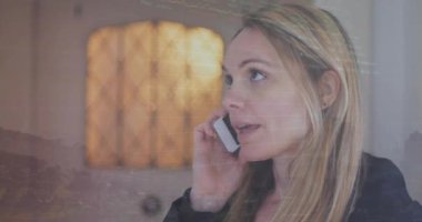 Akıllı telefon kullanan beyaz bir kadın üzerinden yapılan dünya çapındaki bağlantıların animasyonu. Küresel iş, bağlantılar, hesaplama ve veri işleme kavramı dijital olarak oluşturulmuş video.