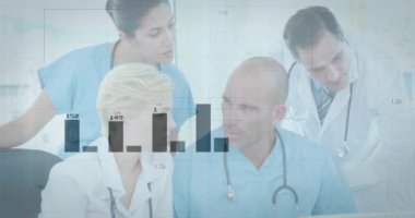 Tıbbi veri tabloları, çeşitli sağlık uzmanları hastanede tartışıyor. takım çalışması, tartışma