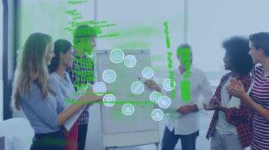 Ofisteki çeşitli iş adamları üzerinde ikon ve veri işleme ağının animasyonu. Küresel finans, iş, bağlantılar, hesaplama ve veri işleme kavramı dijital olarak oluşturulmuş video.